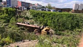 Bursa'da freni patlayan vinç dereye uçtu : Sürücü hayatını kaybetti