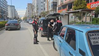 Yer: &Ccedil;orum! Ş&uuml;phe &uuml;zerine durdurulan ara&ccedil;ta uyuşturucu ele ge&ccedil;irildi