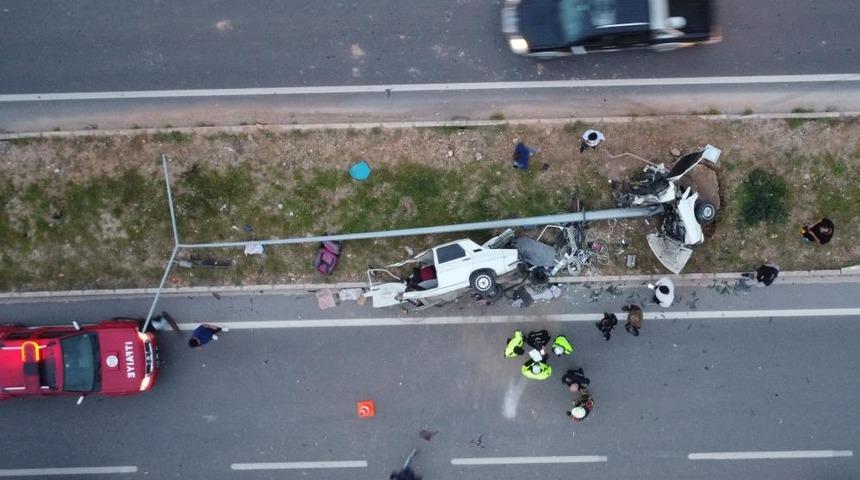 Mersin'de feci kaza: Otomobil ikiye b&ouml;l&uuml;nd&uuml;, 4 kişi yaralandı