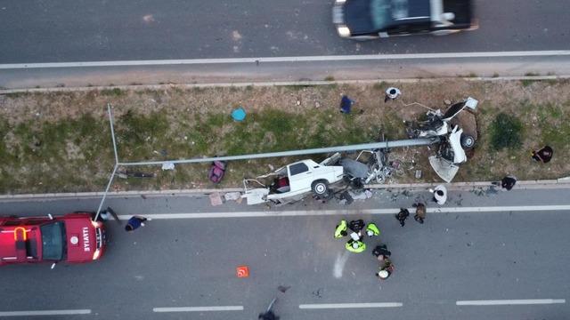 Mersin'de feci kaza: Otomobil ikiye bölündü, 4 kişi yaralandı