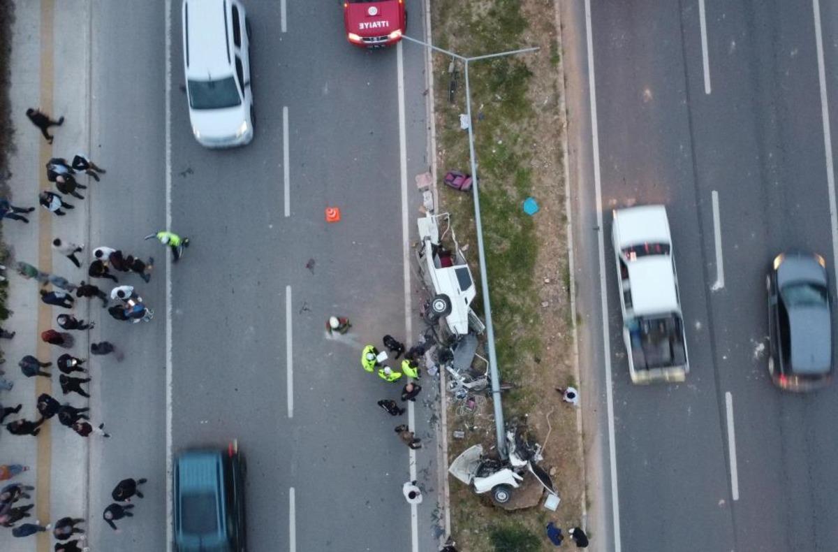 Mersin de feci kaza: Otomobil ikiye b&ouml;l&uuml;nd&uuml;, 4 kişi yaralandı 1