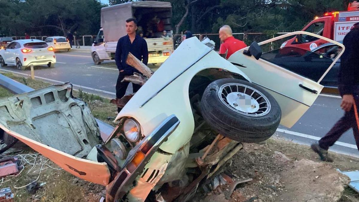 Mersin de feci kaza: Otomobil ikiye b&ouml;l&uuml;nd&uuml;, 4 kişi yaralandı 4
