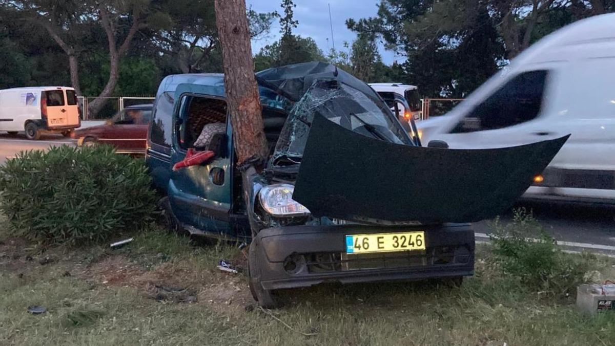 Mersin de feci kaza: Otomobil ikiye b&ouml;l&uuml;nd&uuml;, 4 kişi yaralandı 3