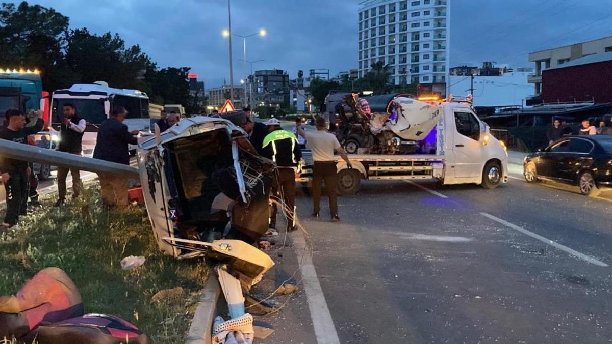 Mersin de feci kaza: Otomobil ikiye b&ouml;l&uuml;nd&uuml;, 4 kişi yaralandı 2