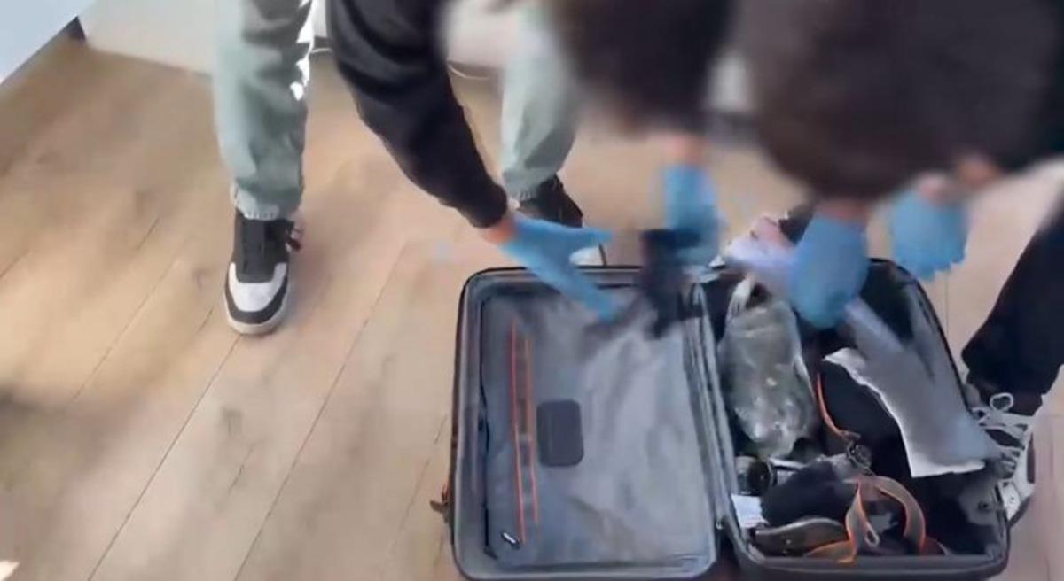 Hindistan da kırmızı b&uuml;ltenle aranıyordu, İstanbul da yakalandı 1