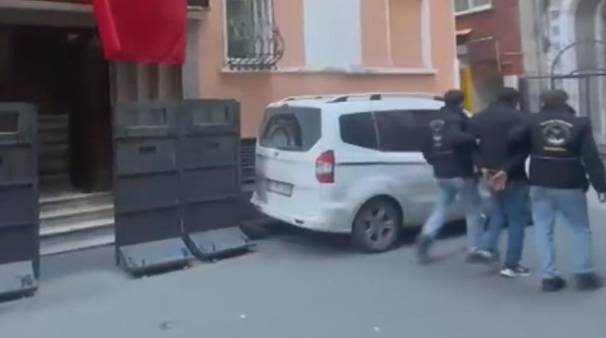 Yer: İstanbul! Masadaki telefonu &ccedil;alan ş&uuml;pheli tutuklandı