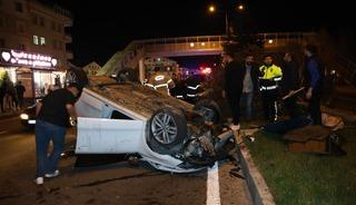 K&ouml;peğe &ccedil;arpmamak i&ccedil;in manevra yapınca takla attı: 2 yaralı