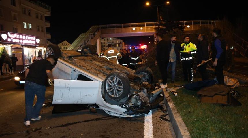 K&ouml;peğe &ccedil;arpmamak i&ccedil;in manevra yapınca takla attı: 2 yaralı