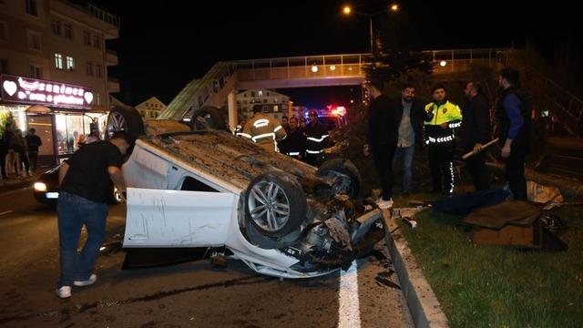 Köpeğe çarpmamak için manevra yapınca takla attı: 2 yaralı