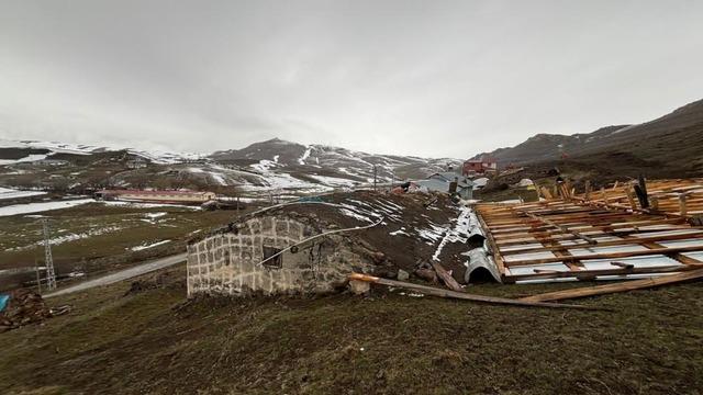 Ardahan'da şiddetli rüzgar çatıları uçurdu