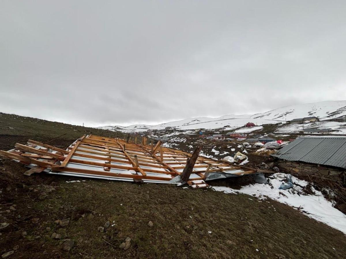 Ardahan da şiddetli r&uuml;zgar &ccedil;atıları u&ccedil;urdu 1