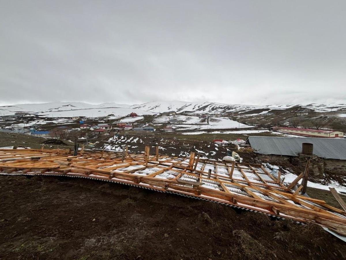 Ardahan da şiddetli r&uuml;zgar &ccedil;atıları u&ccedil;urdu 2