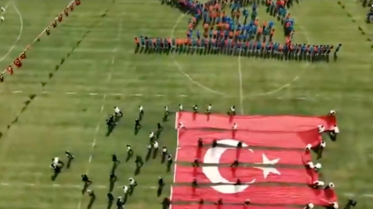 23 Nisan da yere serilen bayrak g&ouml;r&uuml;nt&uuml;s&uuml; olay oldu! Ger&ccedil;ek ise... 2