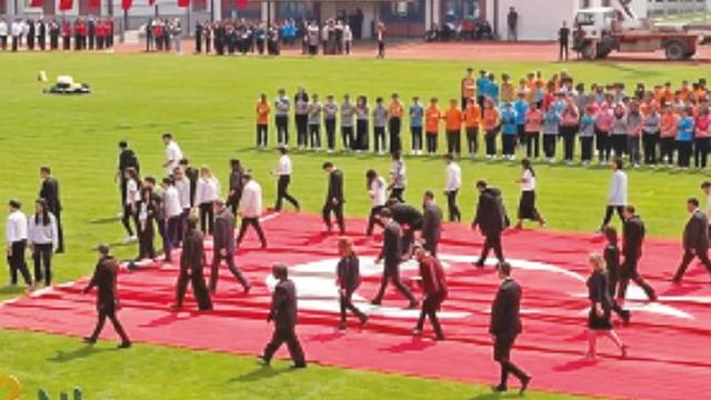 23 Nisan'da yere serilen bayrak g&ouml;r&uuml;nt&uuml;s&uuml; olay oldu! Ger&ccedil;ek ise...