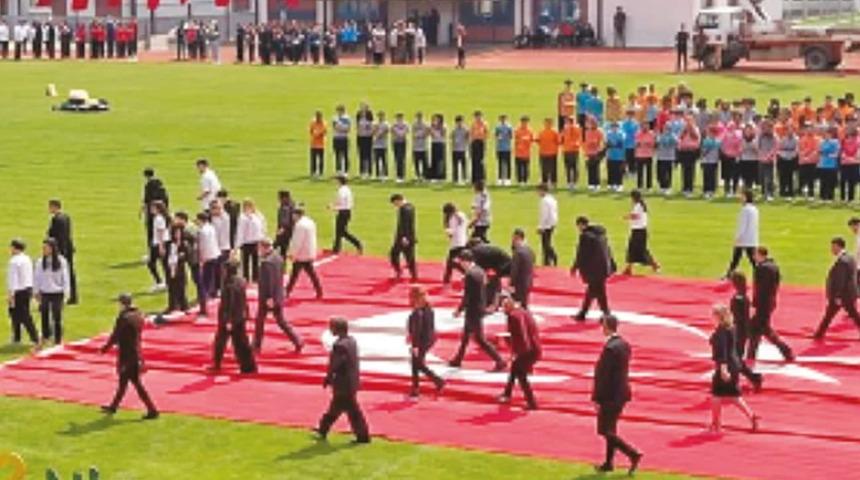 23 Nisan'da yere serilen bayrak g&ouml;r&uuml;nt&uuml;s&uuml; olay oldu! Ger&ccedil;ek ise...