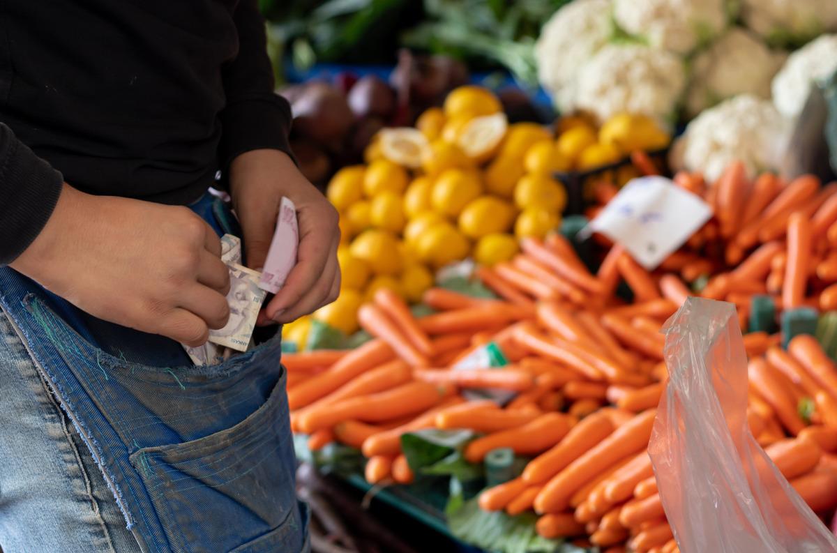 Pazarcıların hilesi ortaya &ccedil;ıktı! &Ccedil;&uuml;r&uuml;k &uuml;r&uuml;nleri taze gibi g&ouml;sterdikleri y&ouml;ntemler bakın neler 1