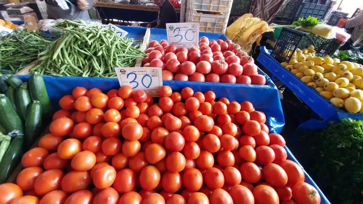 Pazarcıların hilesi ortaya &ccedil;ıktı! &Ccedil;&uuml;r&uuml;k &uuml;r&uuml;nleri taze gibi g&ouml;sterdikleri y&ouml;ntemler bakın neler 2