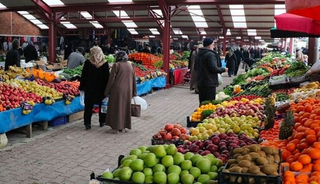 Pazarcıların hilesi ortaya &ccedil;ıktı! &Ccedil;&uuml;r&uuml;k &uuml;r&uuml;nleri taze gibi g&ouml;sterdikleri y&ouml;ntemler bakın neler