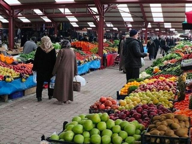 Pazarcıların hilesi ortaya &ccedil;ıktı! &Ccedil;&uuml;r&uuml;k &uuml;r&uuml;nleri taze g&ouml;steriyorlar