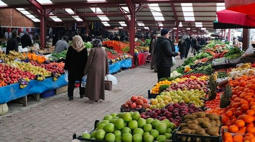 Pazarcıların hilesi ortaya &ccedil;ıktı! &Ccedil;&uuml;r&uuml;k &uuml;r&uuml;nleri taze gibi g&ouml;sterdikleri y&ouml;ntemler bakın neler