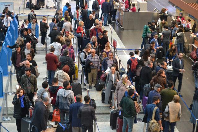 Sabiha Gökçen'de 23 Nisan yoğunluğu:450 bin yolcu bekleniyor