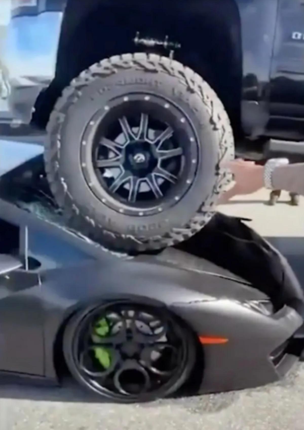 Park halindeki Lamborgihini yi ezdi ge&ccedil;ti! 1