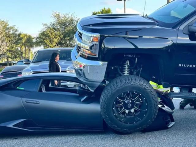 Park halindeki Lamborgihini'yi ezdi ge&ccedil;ti!