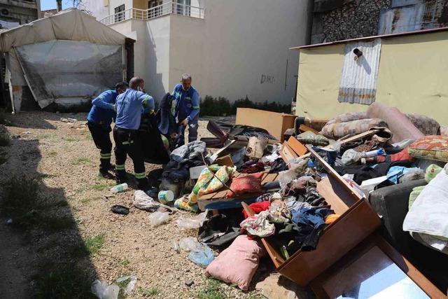 Sahiplerinin yaşamını yitirdiği evden bir kamyon &ccedil;&ouml;p &ccedil;ıktı 1