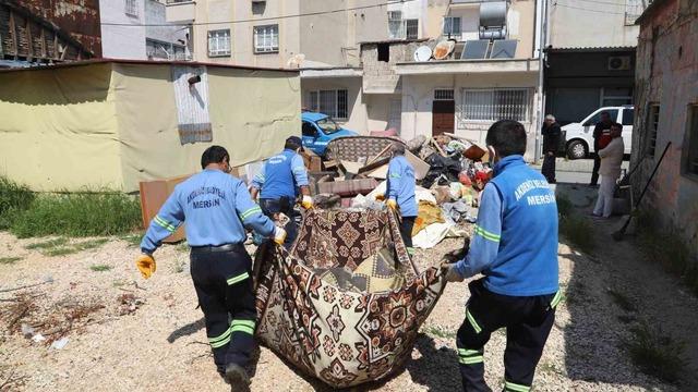 Sahiplerinin yaşamını yitirdiği evden bir kamyon çöp çıktı