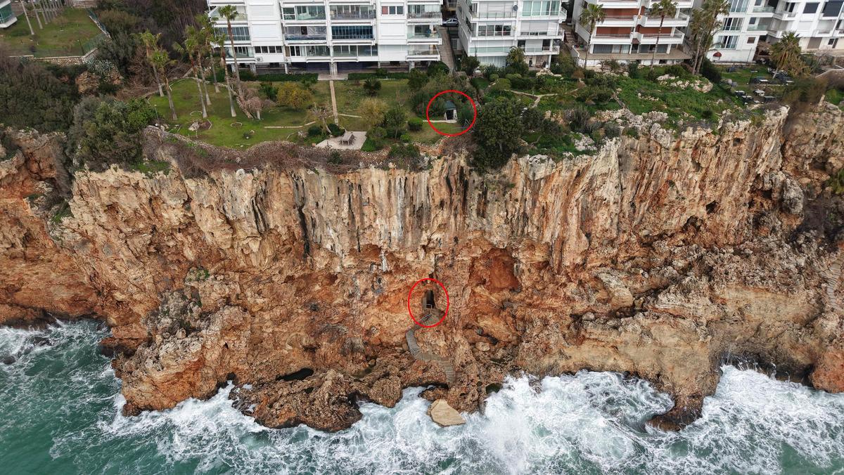 D&uuml;nyada tekti: 40 yıl &ouml;nce mahvetmişler! Ka&ccedil;ak asans&ouml;r ve barakaya yıkım kararı 1