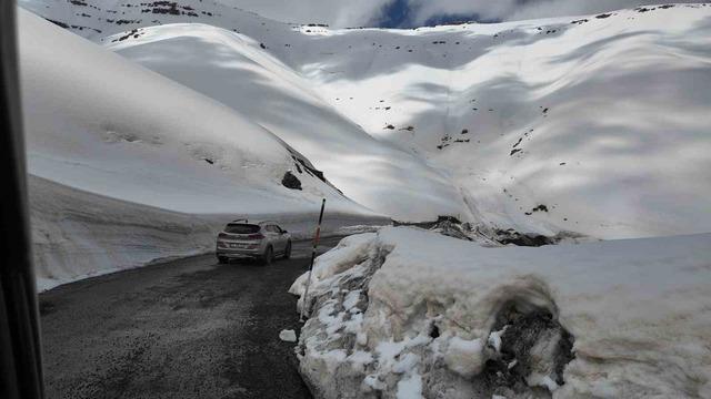 Gelin ve damat adayı kar t&uuml;nelinde fotoğraf &ccedil;ekimi yaptı 5