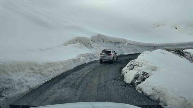 Gelin ve damat adayı kar t&uuml;nelinde fotoğraf &ccedil;ekimi yaptı 4