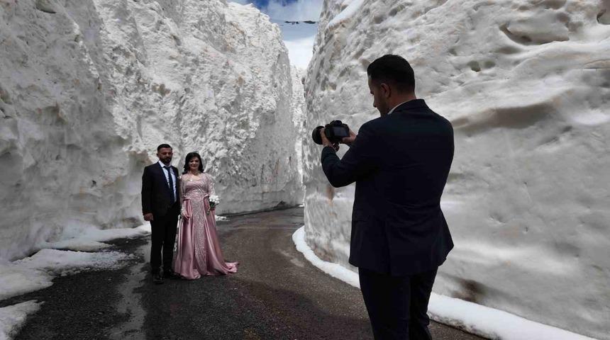 Gelin ve damat adayı kar t&uuml;nelinde fotoğraf &ccedil;ekimi yaptı