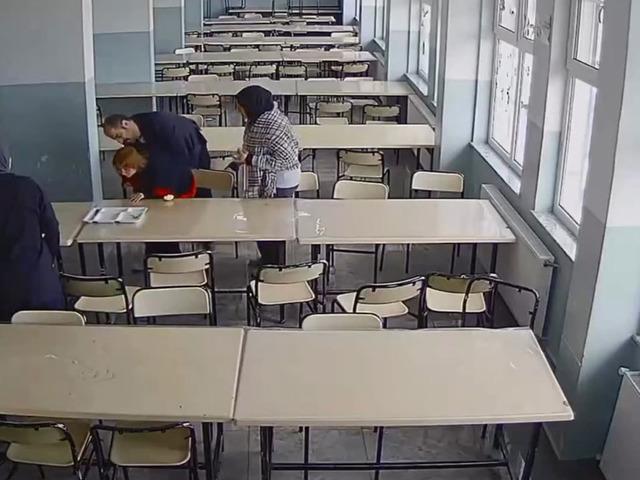 &Ouml;ğrencisini Heimlich manevrasıyla kurtardı