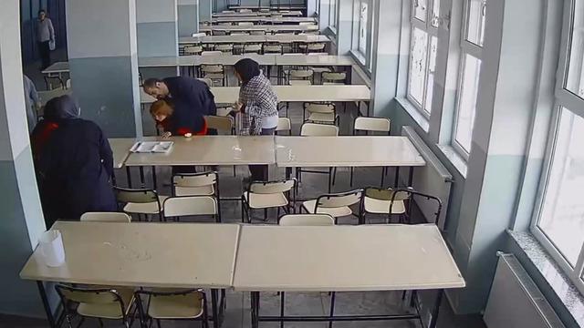 Öğrencisini Heimlich manevrasıyla kurtardığı anlar kamerada