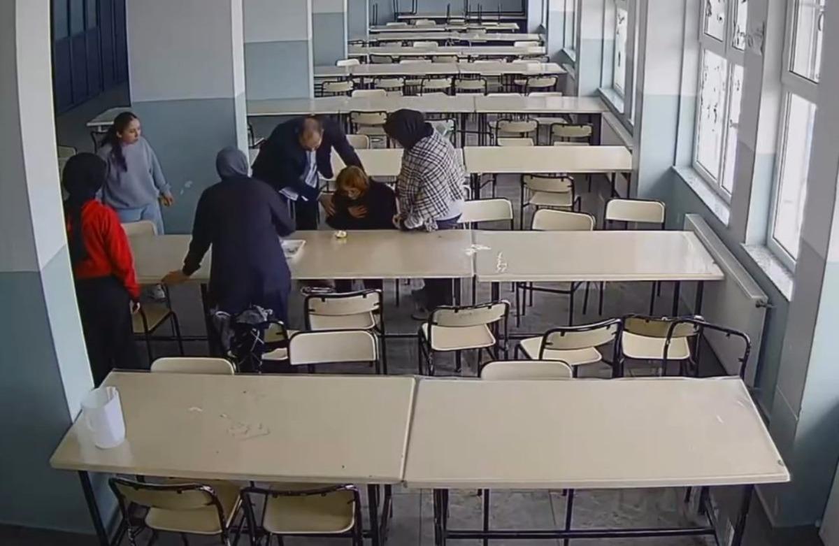 &Ouml;ğrencisini Heimlich manevrasıyla kurtardığı anlar kamerada 2