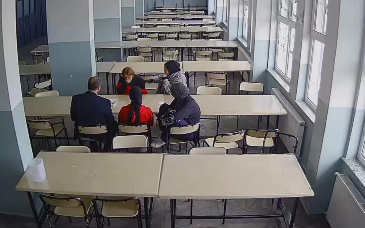 &Ouml;ğrencisini Heimlich manevrasıyla kurtardığı anlar kamerada 1