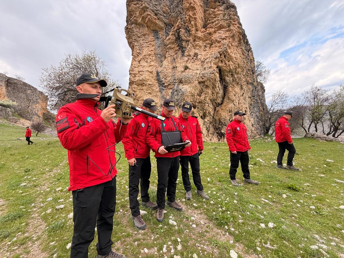 JAK VE JASAT ekipleri sahada! G&uuml;listan Doku nun cansız bedeni i&ccedil;in geniş &ccedil;aplı arama 1