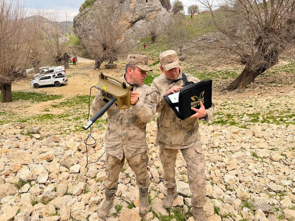 JAK VE JASAT ekipleri sahada! G&uuml;listan Doku nun cansız bedeni i&ccedil;in geniş &ccedil;aplı arama 4