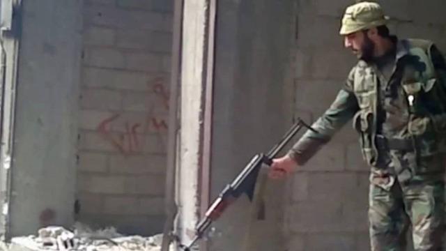 Tadamon katliamcısı Emced Yusuf'un yakalanışı saniye saniye kamerada! Kimlik tespitinde 'T&uuml;rk profes&ouml;r' detayı