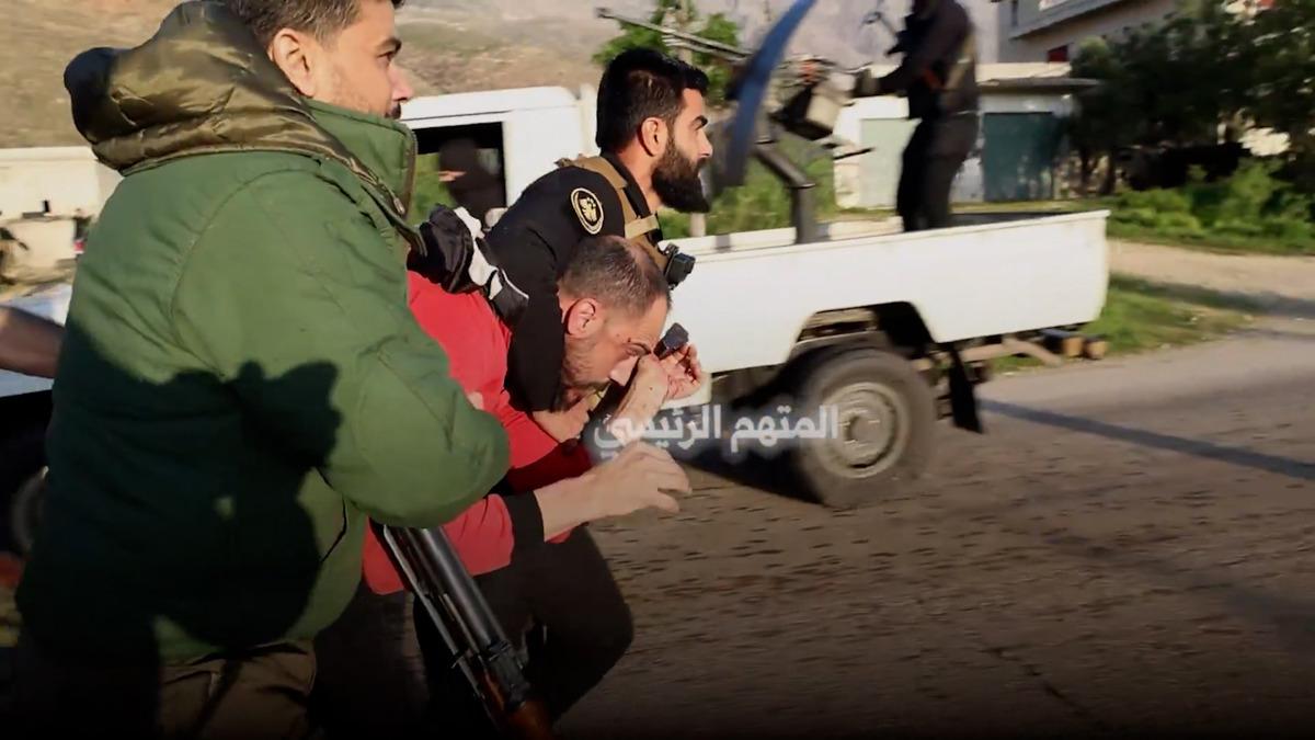 Tadamon katliamcısı Emced Yusuf un yakalanışı saniye saniye kamerada! Kimlik tespitinde  T&uuml;rk profes&ouml;r  detayı 3