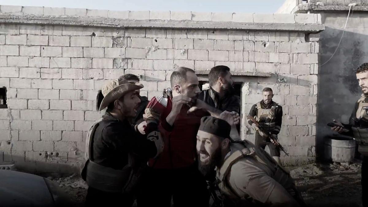 Tadamon katliamcısı Emced Yusuf un yakalanışı saniye saniye kamerada! Kimlik tespitinde  T&uuml;rk profes&ouml;r  detayı 4