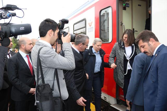 Bakan Arslan ve Avrupa Komisyonu Üyesi Bulc'tan trende ikili görüşme