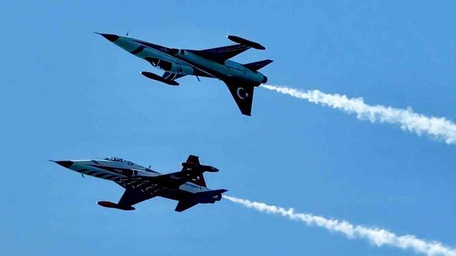 Şehitler Abidesi&rsquo;nde T&uuml;rk Yıldızları g&ouml;sterisi nefesleri kesti 4