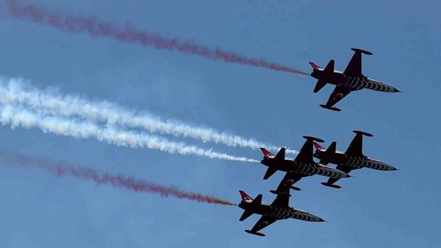 Şehitler Abidesi&rsquo;nde T&uuml;rk Yıldızları g&ouml;sterisi nefesleri kesti 2