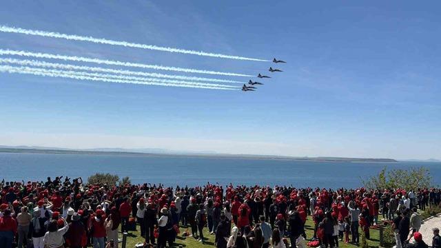 Şehitler Abidesi&rsquo;nde T&uuml;rk Yıldızları g&ouml;sterisi nefesleri kesti 1
