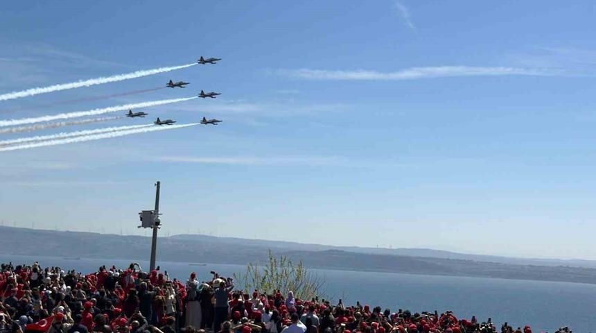 Şehitler Abidesi&rsquo;nde T&uuml;rk Yıldızları g&ouml;sterisi nefesleri kesti