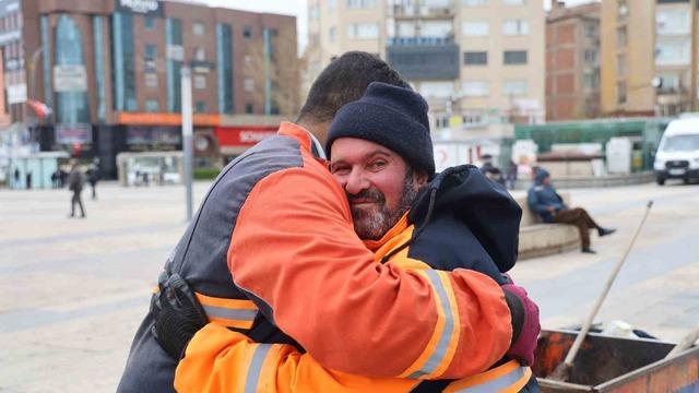 Temizlik iş&ccedil;isinden &ouml;rnek davranış: 150 bin TL&rsquo;lik altını sahibine ulaştırdı 3