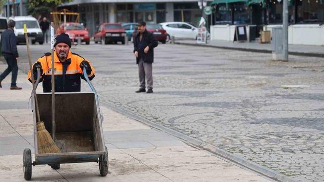 Temizlik iş&ccedil;isinden &ouml;rnek davranış: 150 bin TL&rsquo;lik altını sahibine ulaştırdı 1