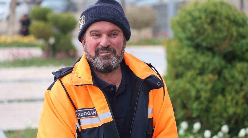 Temizlik iş&ccedil;isinden &ouml;rnek davranış: 150 bin TL&rsquo;lik altını sahibine ulaştırdı